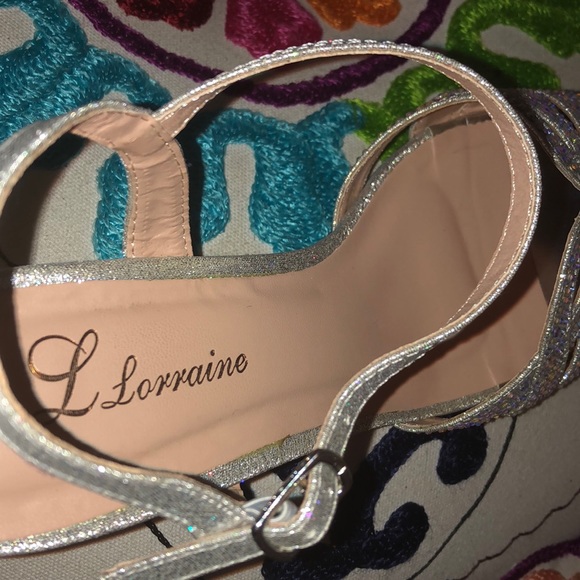 Silver Heels - Picture 5 of 6